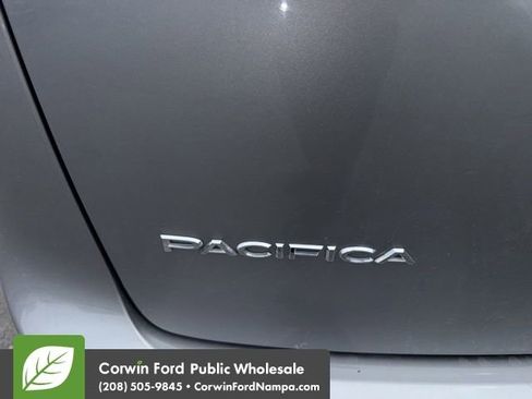 Used 2017 Chrysler Pacifica Touring-L FWD image 6