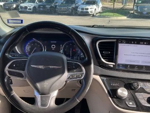 Used 2022 Chrysler Pacifica Touring-L FWD image 17