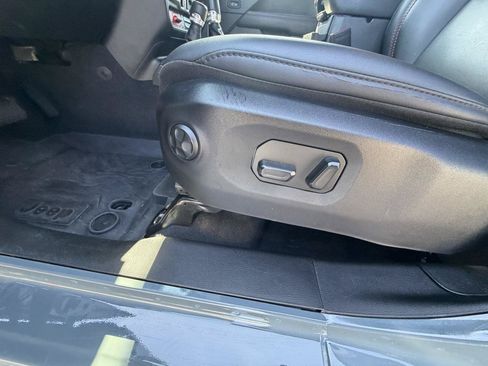 Used 2025 Jeep Wrangler Unlimited Rubicon AWD/4WD image 16