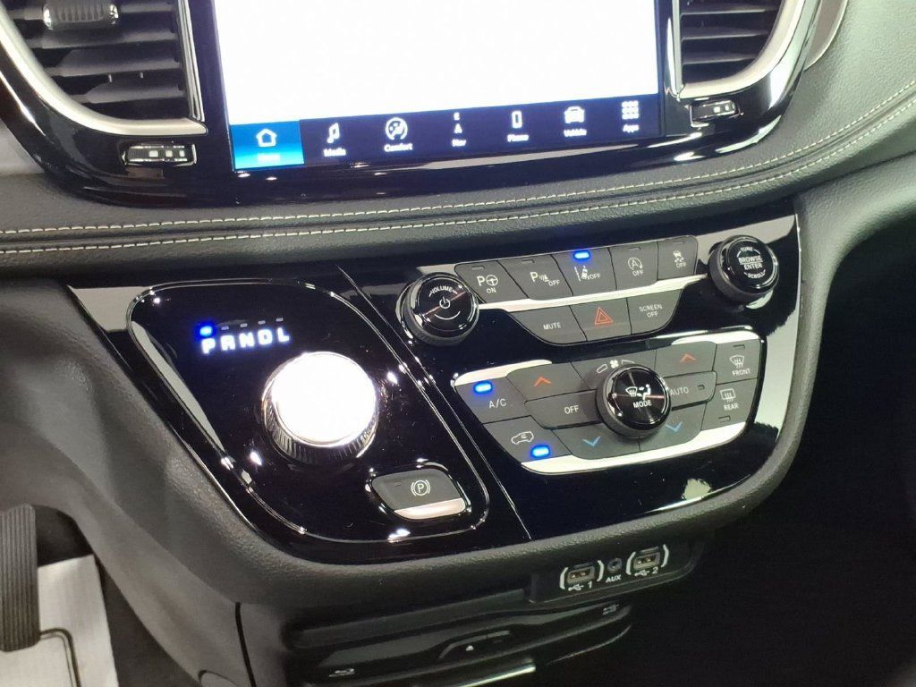Used 2025 Chrysler Pacifica Select w/ Uconnect Theater Family Group FWD image 20