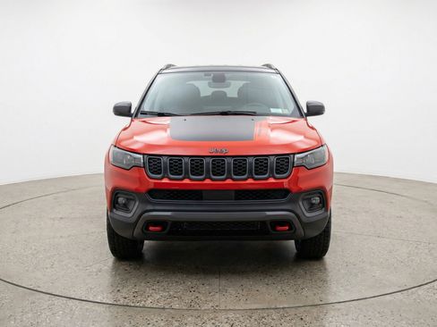 Used 2025 Jeep Compass Trailhawk image 2
