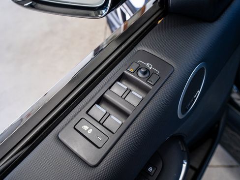 Used 2024 Land Rover Discovery Dynamic SE image 32