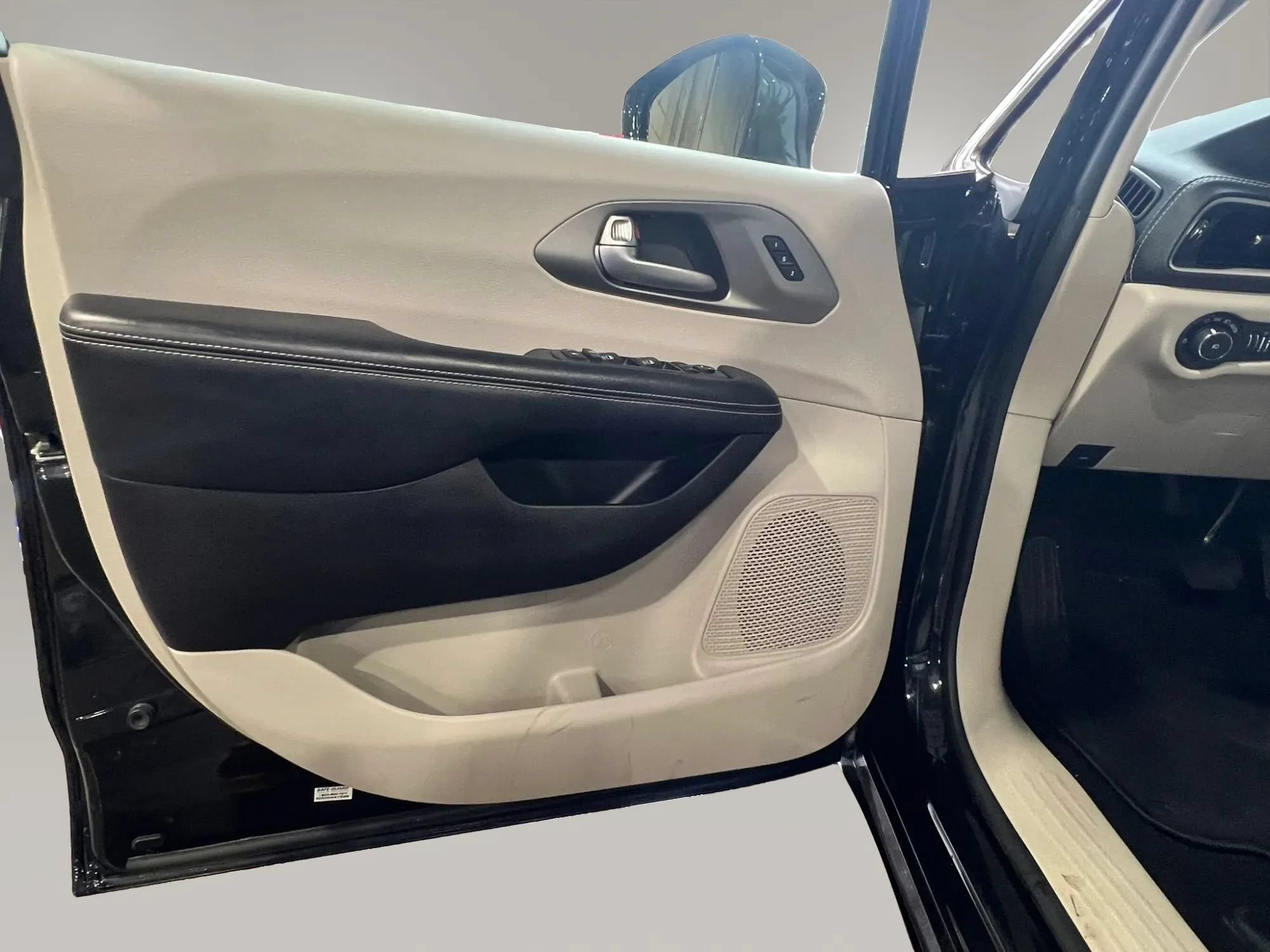 Used 2021 Chrysler Pacifica Touring-L w/ Uconnect Theater Family Group FWD image 12