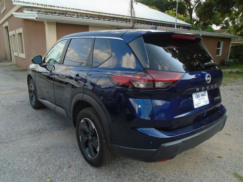 Used 2024 Nissan Rogue SV AWD/4WD image 6
