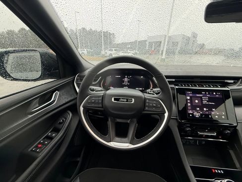 New 2025 Jeep Grand Cherokee Altitude image 14