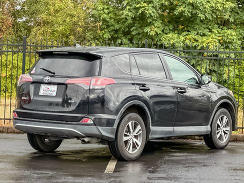 Used 2018 Toyota RAV4 XLE FWD image 3