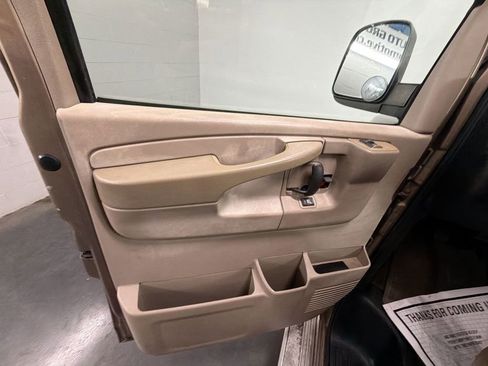 Used 2004 Chevrolet Express 2500 Passenger w/ LS Preferred Equipment Group RWD image 18