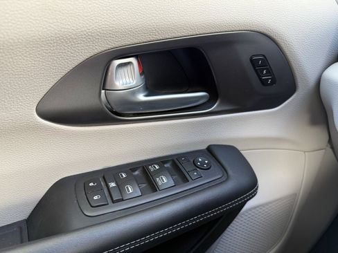 Used 2024 Chrysler Pacifica Touring-L FWD image 20