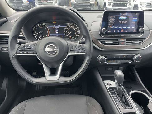 Used 2024 Nissan Altima 2.5 SV FWD image 13