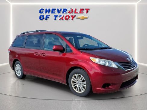 Used 2012 Toyota Sienna XLE FWD image 1