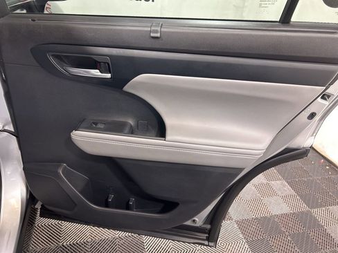 Used 2022 Toyota Highlander XLE image 15