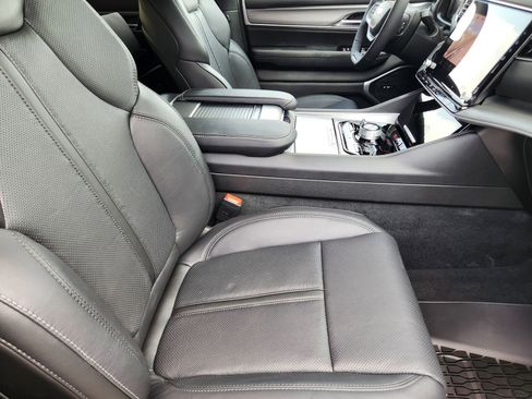 New 2025 Jeep Wagoneer Series II image 13