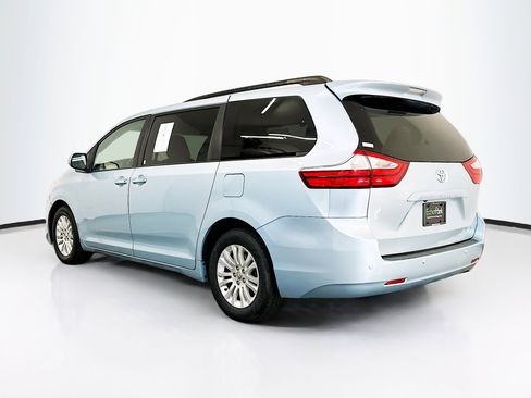 Used 2017 Toyota Sienna XLE w/ XLE Navigation Package FWD image 5