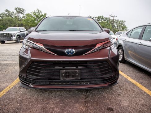 Used 2021 Toyota Sienna LE FWD image 4