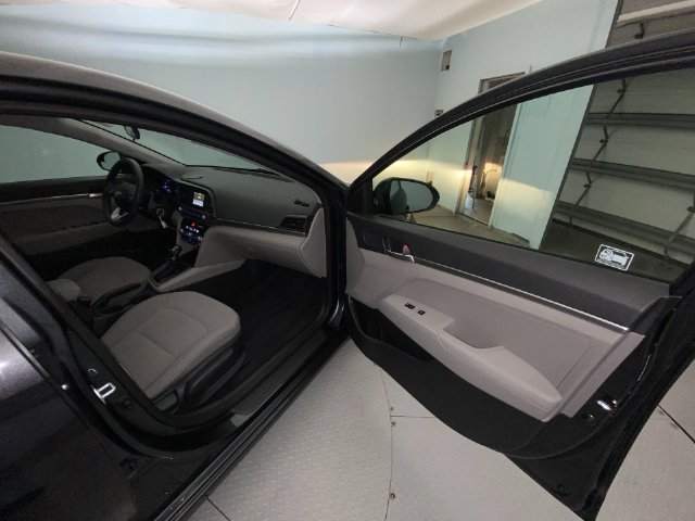 Used 2020 Hyundai Elantra SE FWD image 23