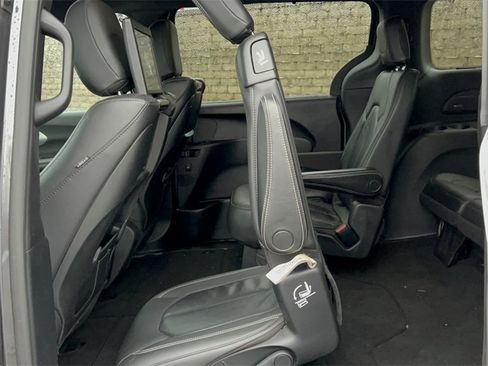 Used 2020 Chrysler Pacifica Touring-L Plus image 6