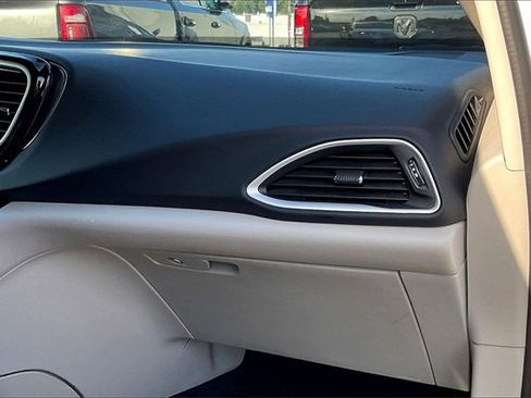 Used 2024 Chrysler Pacifica Touring-L image 16