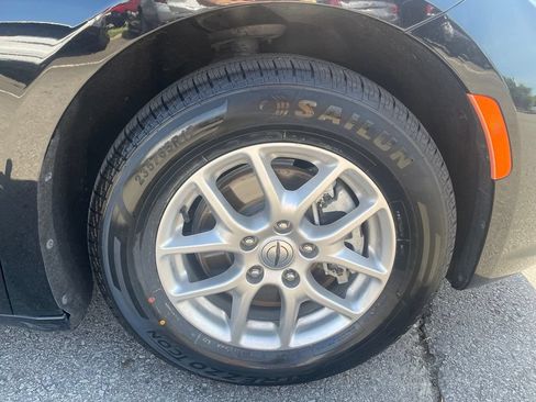 Used 2024 Chrysler Pacifica Touring-L FWD image 5