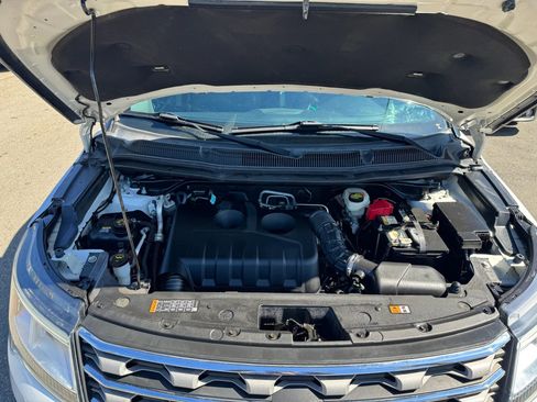 Used 2017 Ford Explorer XLT w/ Equipment Group 201A AWD/4WD image 27