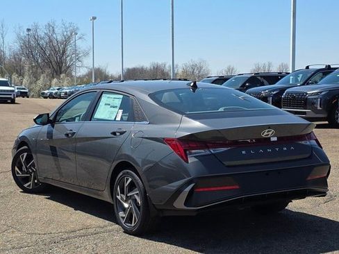 Certified 2025 Hyundai Elantra SEL image 19