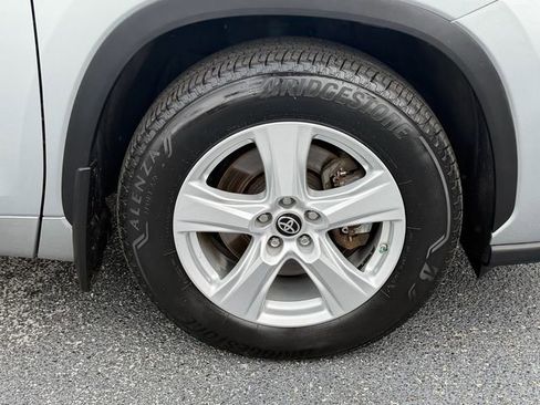Used 2024 Toyota Highlander LE FWD image 9