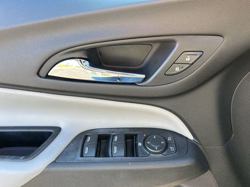 Used 2020 Chevrolet Equinox LS image 15