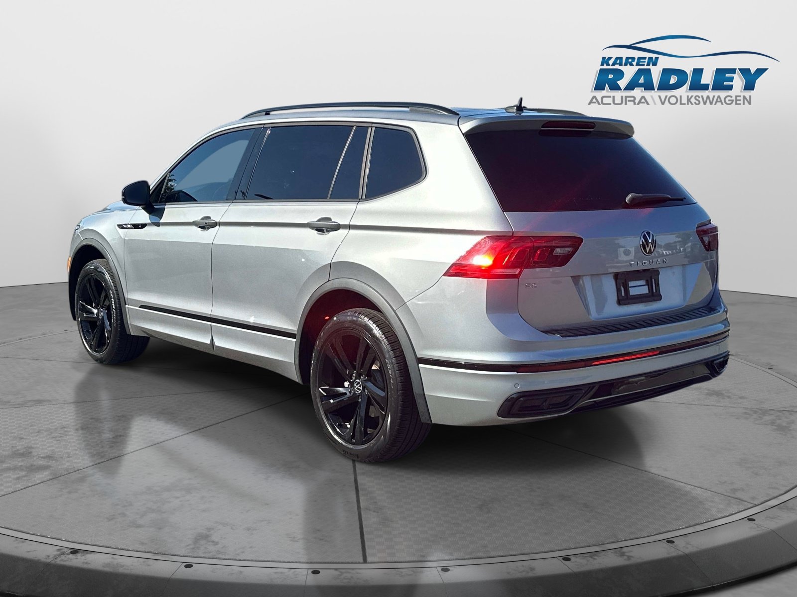 Certified 2023 Volkswagen Tiguan SE R-Line FWD image 4