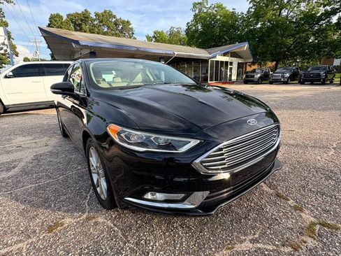 Used 2017 Ford Fusion SE w/ Fusion SE Technology Package FWD image 1
