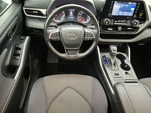 Used 2022 Toyota Highlander LE AWD/4WD image 12
