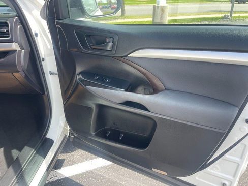 Used 2019 Toyota Highlander LE FWD image 11