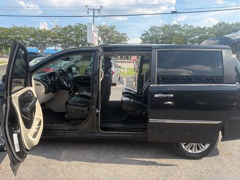 Used 2014 Chrysler Town & Country Limited w/ Luxury Group FWD image 14