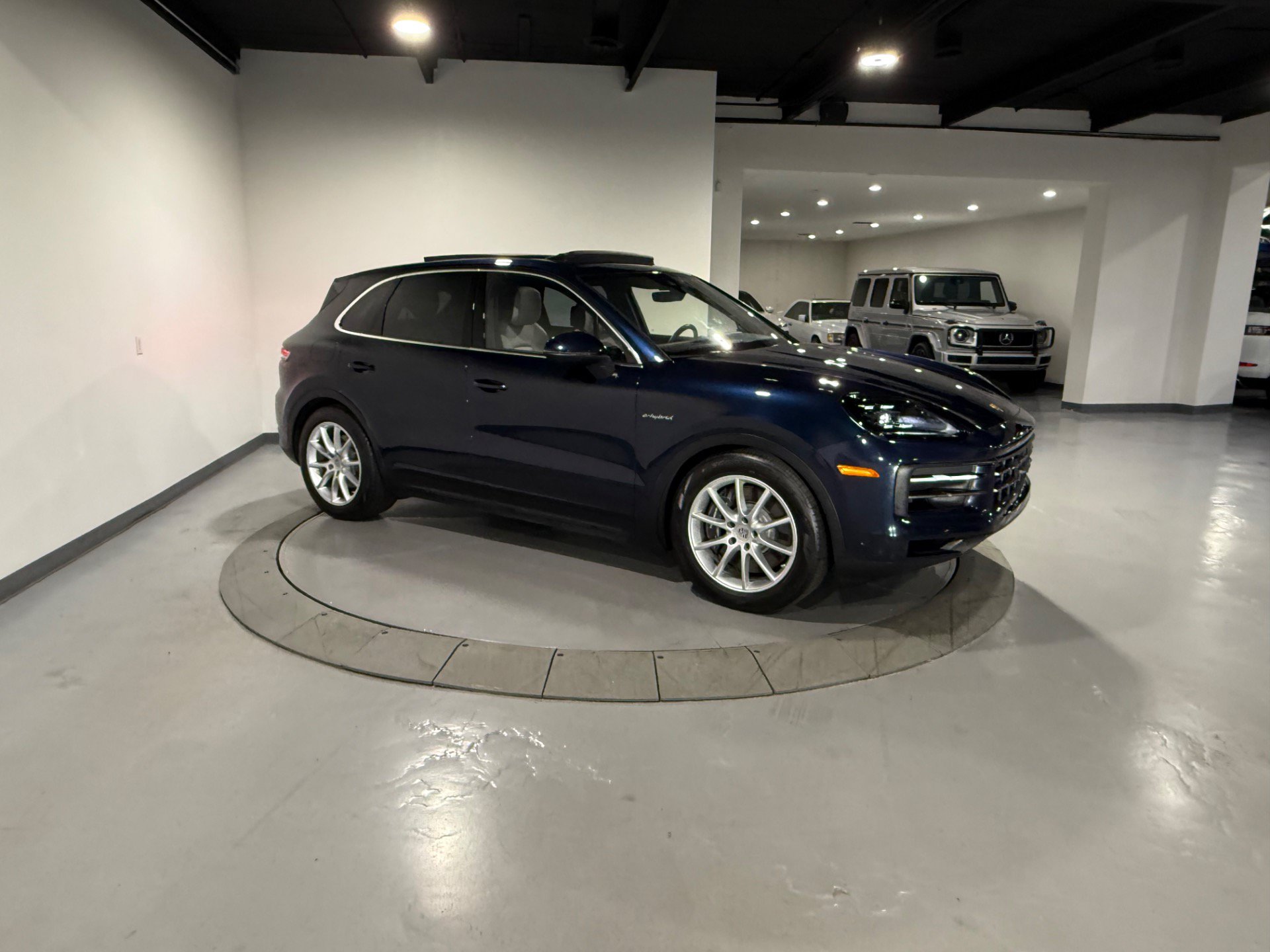Used 2024 Porsche Cayenne AWD/4WD image 9