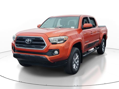 Used 2017 Toyota Tacoma SR5 w/ Tow Package RWD image 3
