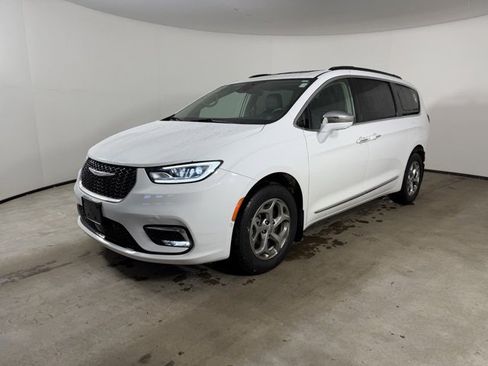 Used 2022 Chrysler Pacifica Limited w/ Uconnect Theater Family Group image 13