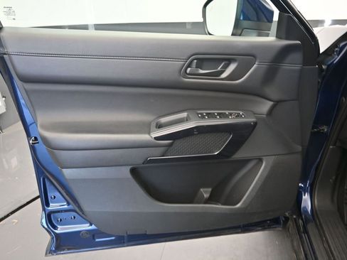 Used 2025 Nissan Pathfinder SV FWD image 17