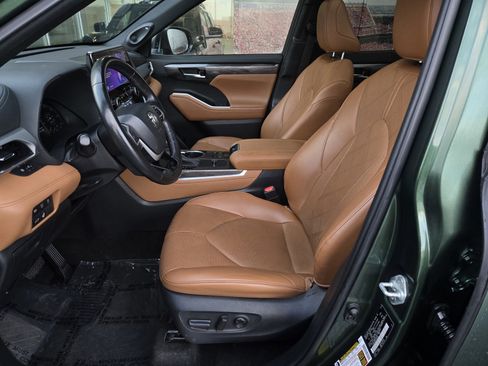 Used 2023 Toyota Highlander Platinum image 18