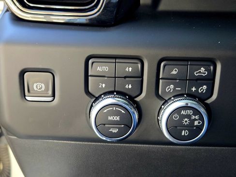 Used 2022 GMC Sierra 1500 AT4 w/ AT4 Premium Package AWD/4WD image 24