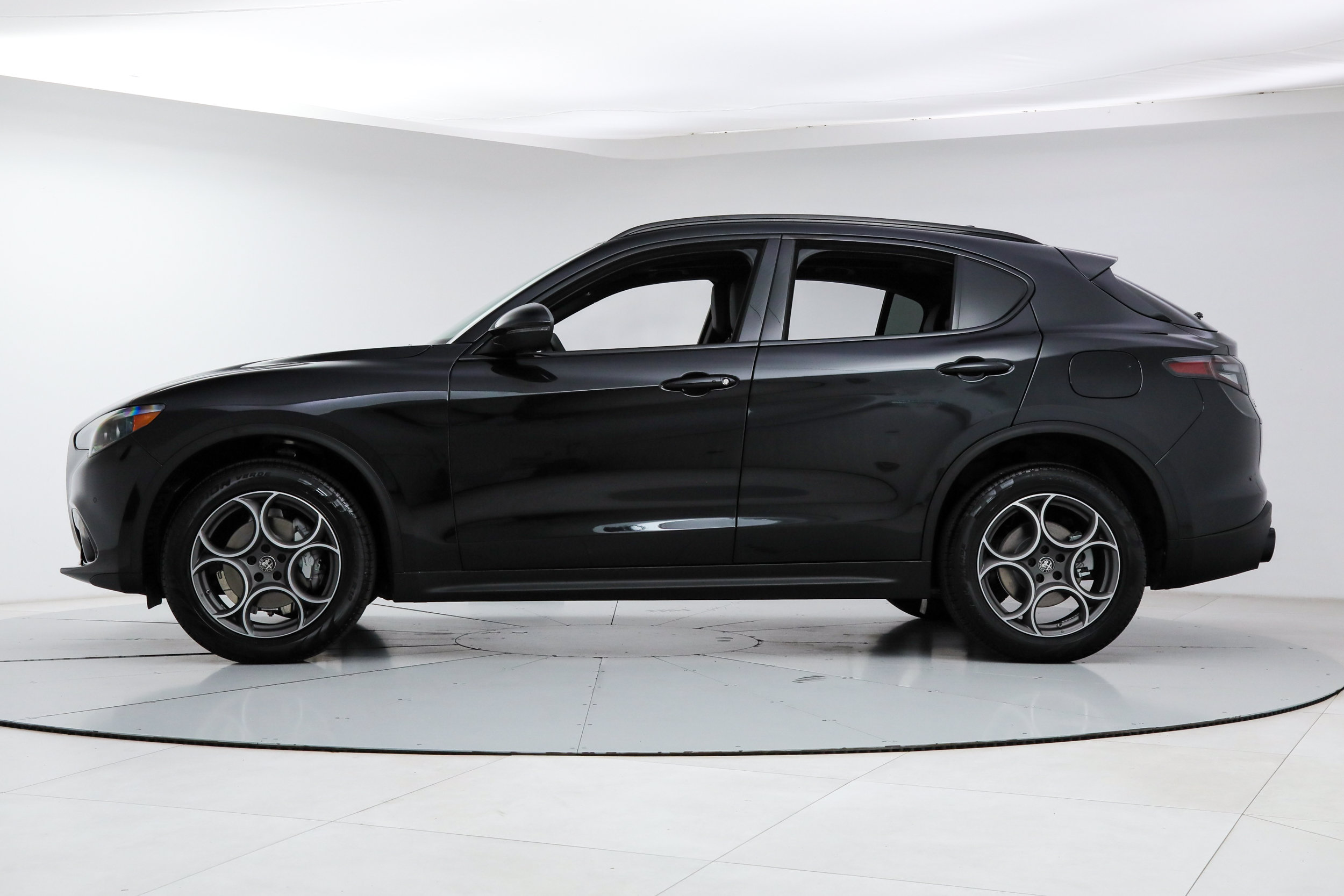 Used 2026 Alfa Romeo Stelvio Sprint w/ Convenience Package AWD/4WD image 2