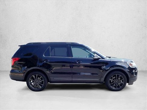 Used 2018 Ford Explorer XLT w/ Equipment Group 202A AWD/4WD image 5