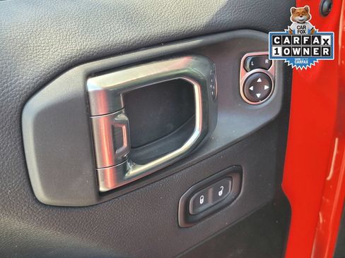 Used 2025 Jeep Wrangler Unlimited Sahara AWD/4WD image 16