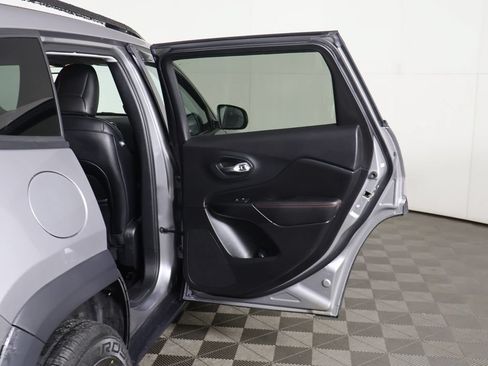 Used 2022 Jeep Cherokee Trailhawk AWD/4WD image 19