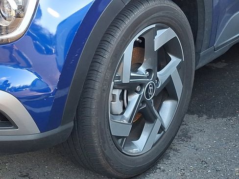 Used 2023 Hyundai Venue Limited image 7