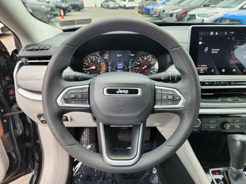 Used 2022 Jeep Compass Latitude AWD/4WD image 18