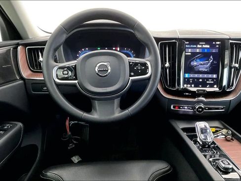 Certified 2023 Volvo XC60 B5 Ultimate w/ Climate Package image 8