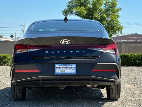 Used 2025 Hyundai Elantra SE FWD image 5