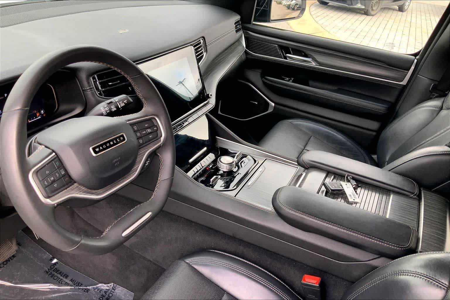 Used 2024 Jeep Wagoneer L Series III w/ Flexible Seating Group AWD/4WD image 15