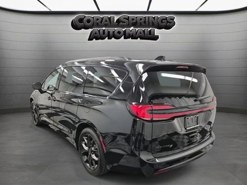 Used 2025 Chrysler Pacifica Limited FWD image 4