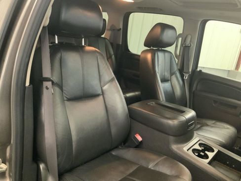 Used 2011 Chevrolet Suburban LT w/ Luxury Package AWD/4WD image 5