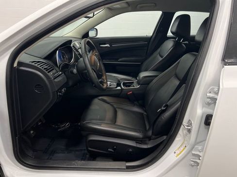 Used 2023 Chrysler 300 Touring L image 9