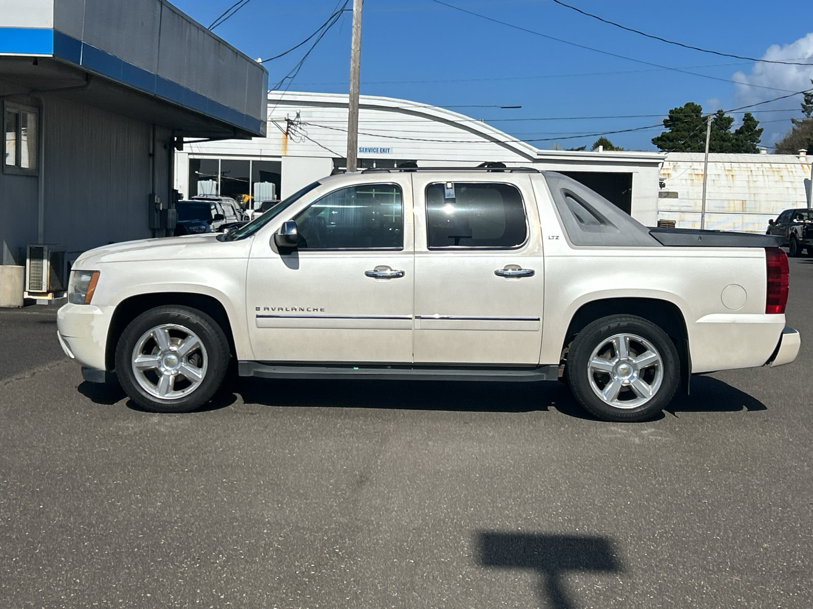 Used 2009 Chevrolet Avalanche LTZ AWD/4WD image 9